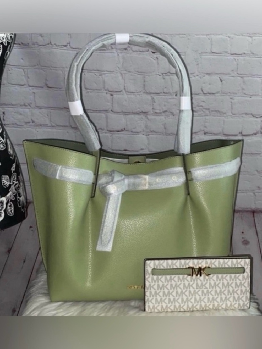 Michael Kors Lg EW EMILIA Tote/Lg REED Snap Wallet 2pc Set